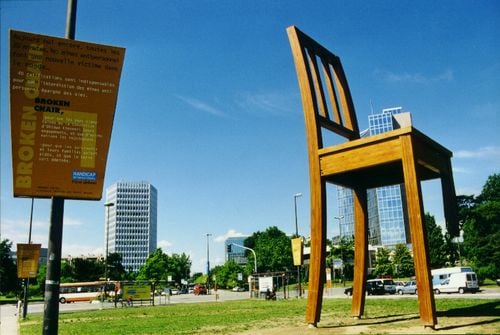 18. August –  Broken Chair auf der Place des Nations errichtet
