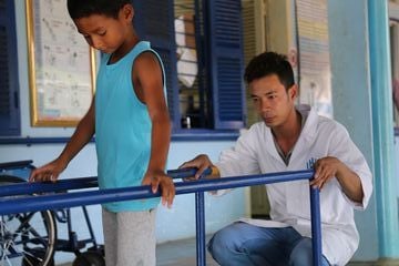 Cambodge, Sovannareach (8 ans) en séance de rééducation