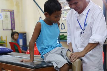 Cambodge, Sovannareach (8 ans) avec l'orthoprothésiste