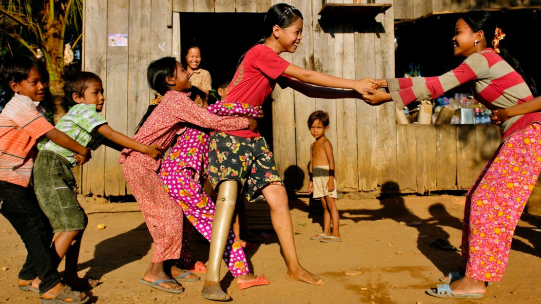 Kanha,13 ans, victime d'une mine au Cambodge, joue avec ses amis.