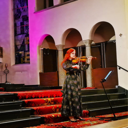 Rachel en train de jouer au violon lors de son concert. 