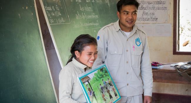 Education inclusive Une jeune fille et un employé HI