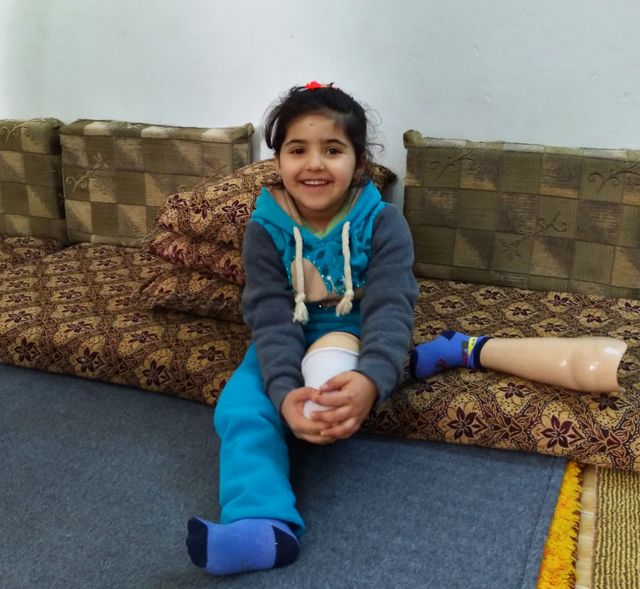 Salam, 7 ans, blessée par un reste d’explosif de guerre Salam, 7 ans, blessée par un reste d’explosif de guerre